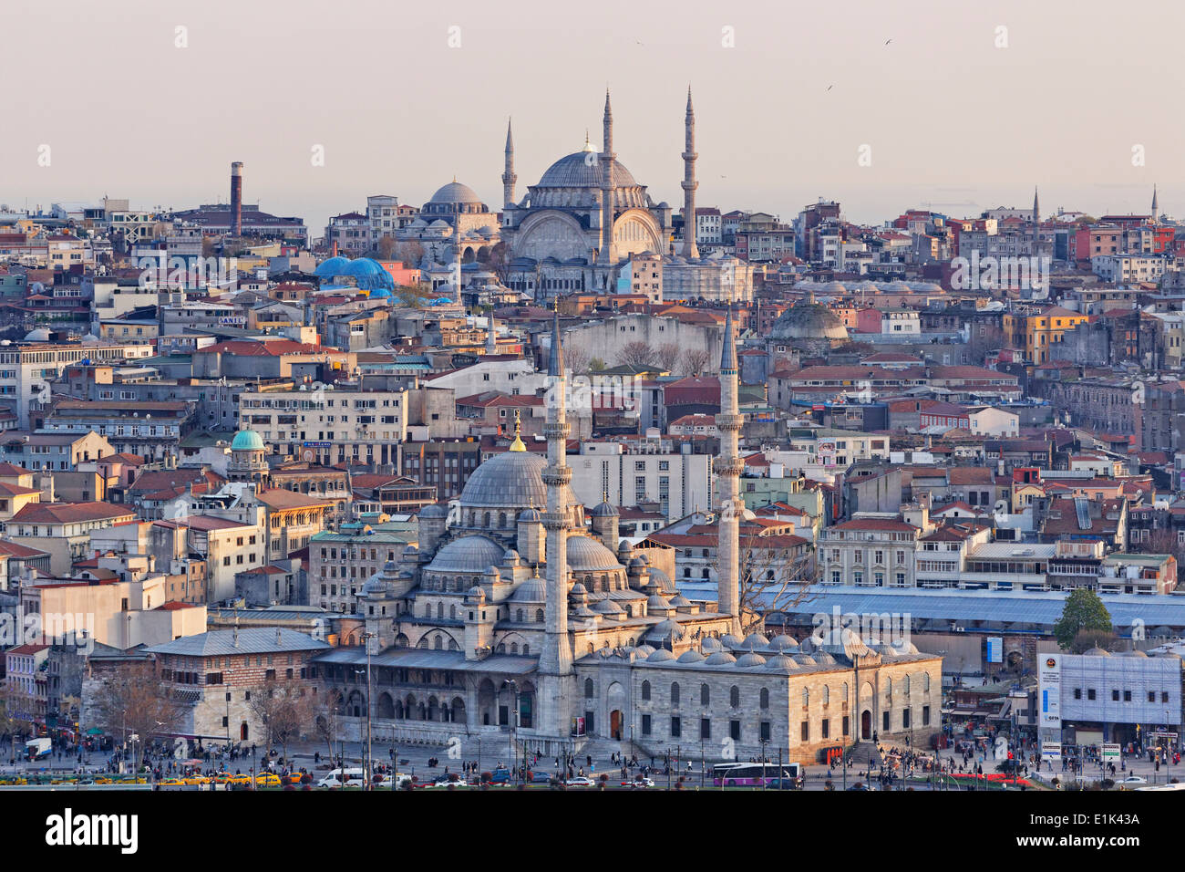 Turchia, Istanbul, Eminoenue, vista da Galata-Tower a Nuruosmaniye moschea e la Moschea di nuovo Foto Stock