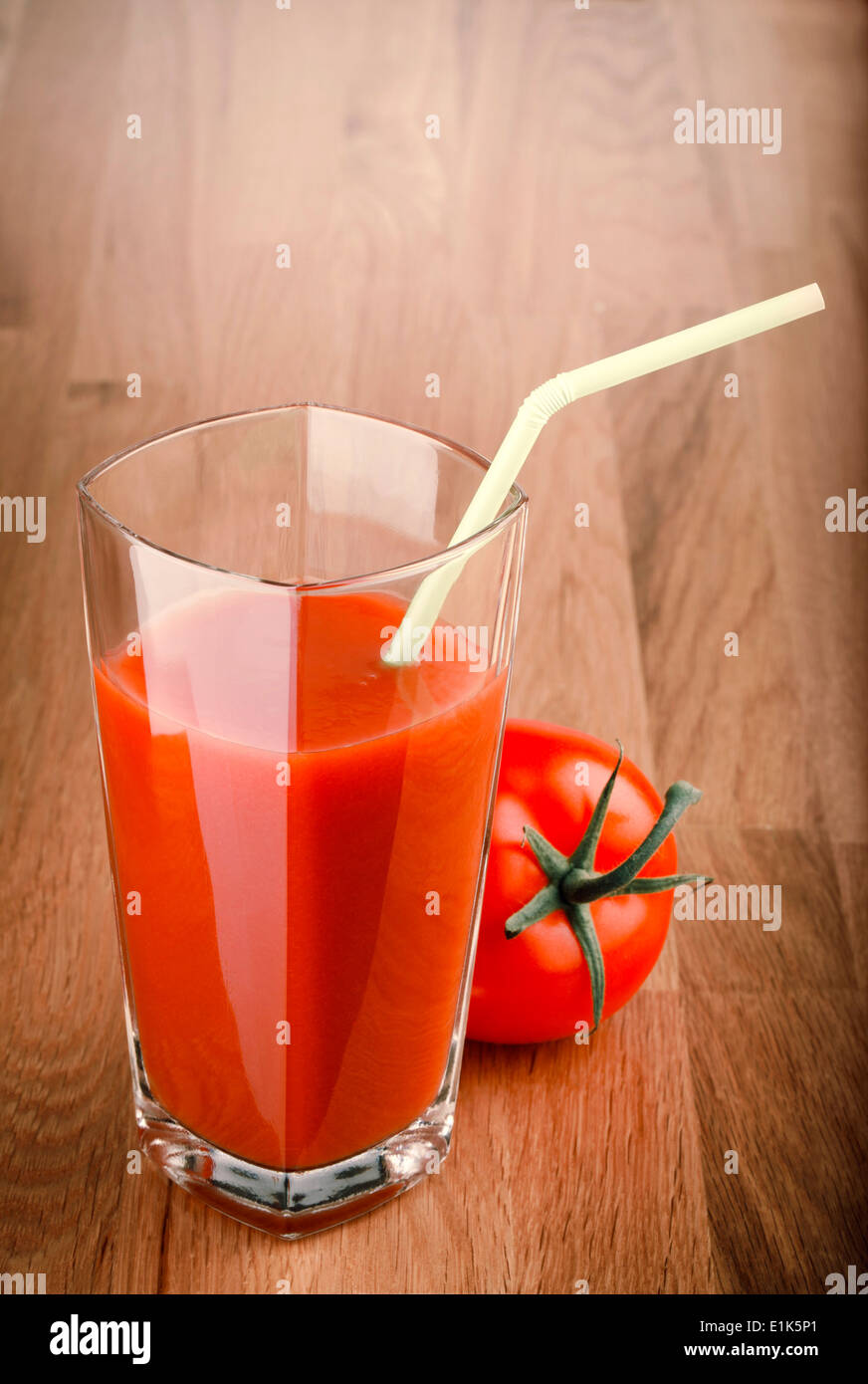 Freschi succhi di pomodoro in un bicchiere con un pomodoro still life Foto Stock