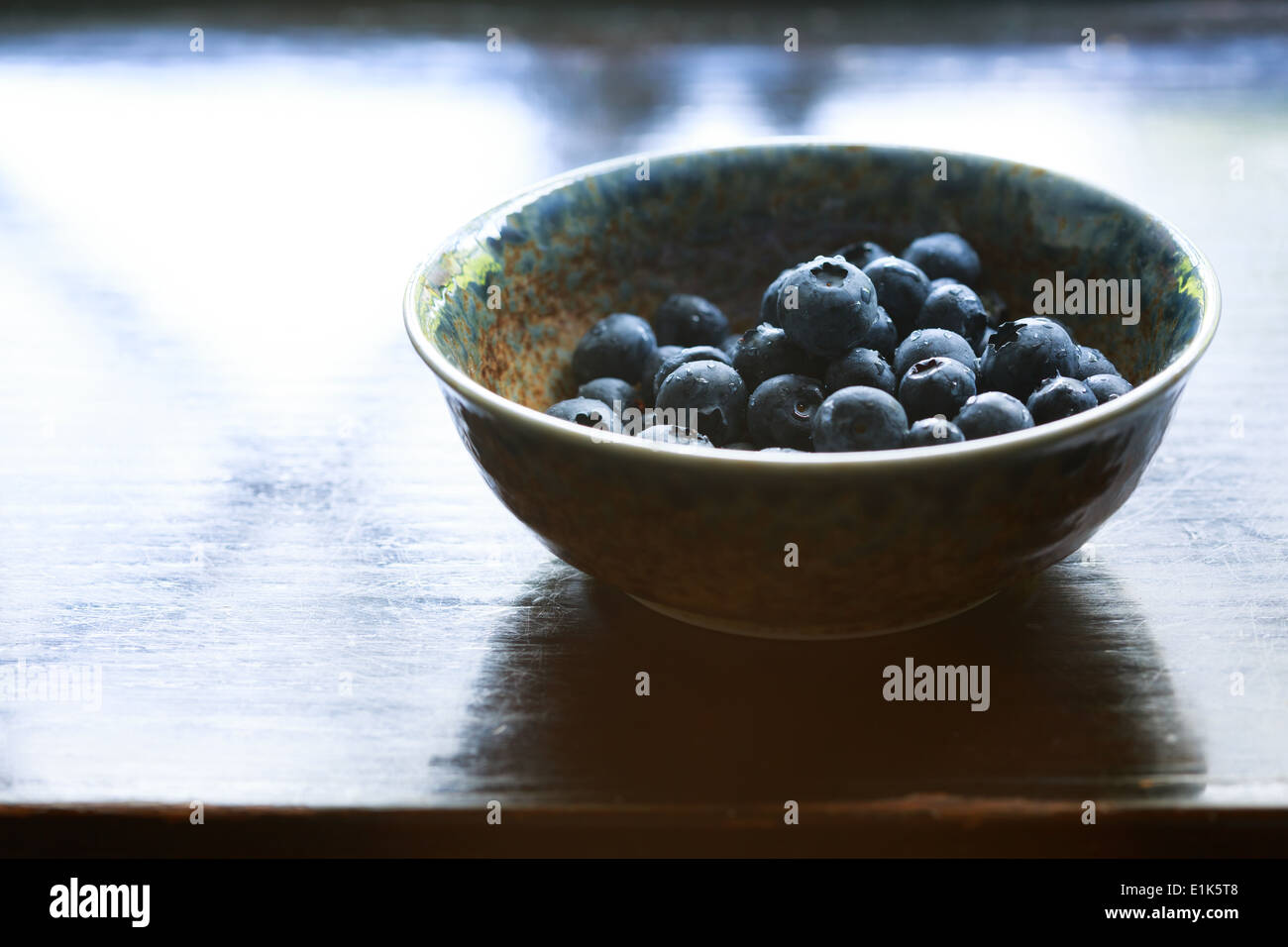 Fresche e mature di mirtilli sul tavolo Foto Stock Fresche e mature di mirtilli sul tavolo Foto Stock
