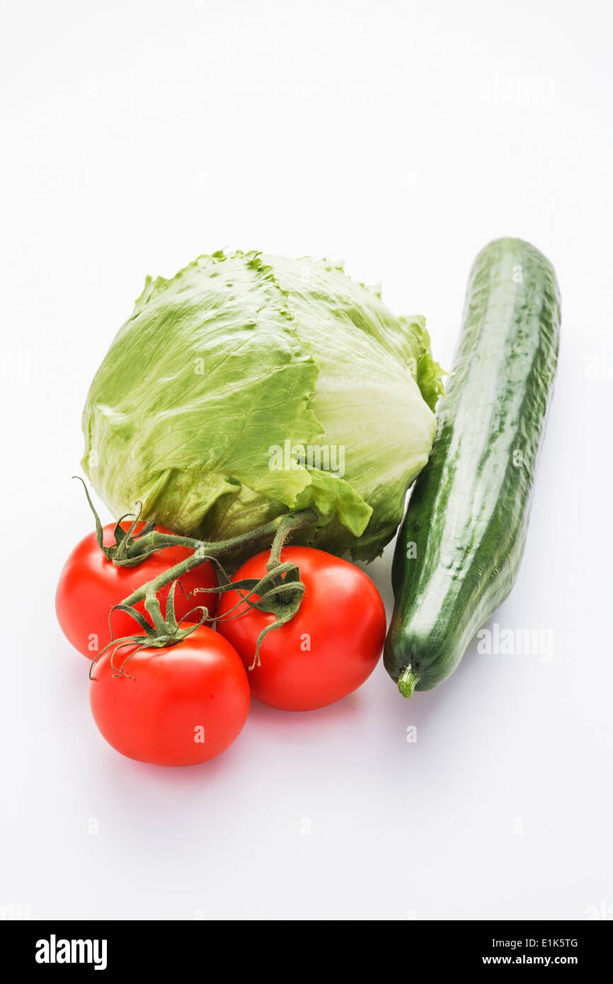Una selezione di insalate che comprendono le lattughe di pomodori e cetrioli. Foto Stock