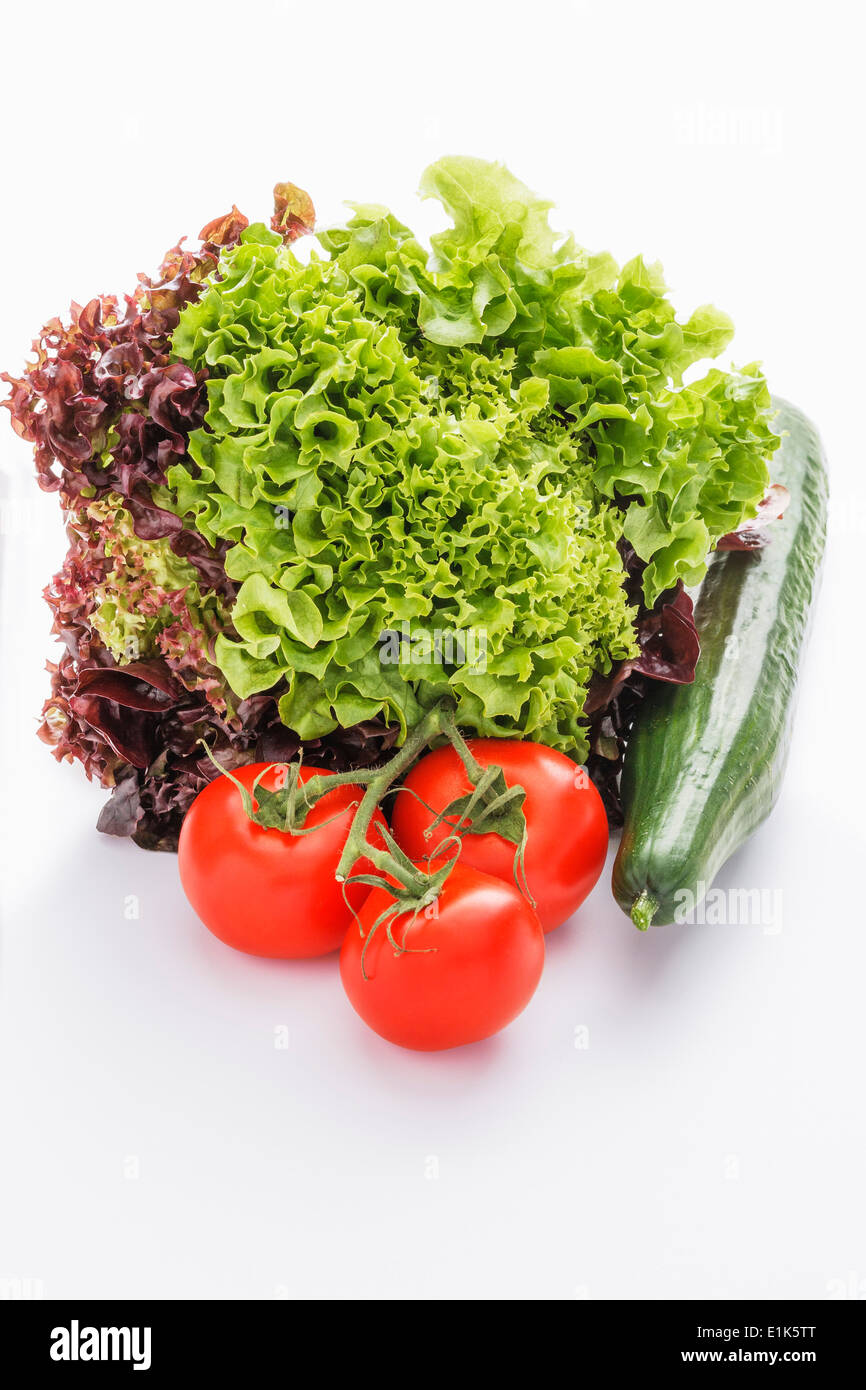 Una selezione di insalate che comprendono le lattughe di pomodori e cetrioli. Foto Stock