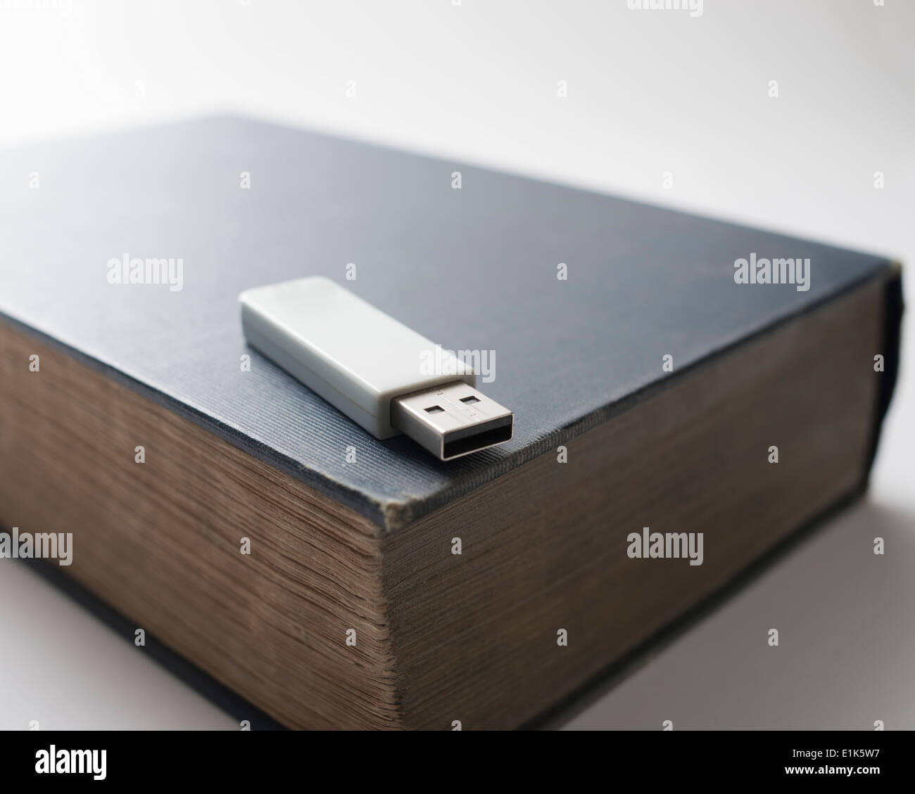 Unità flash USB e 100 anno vecchio libro (vecchio e nuovo storage di dati) Foto Stock