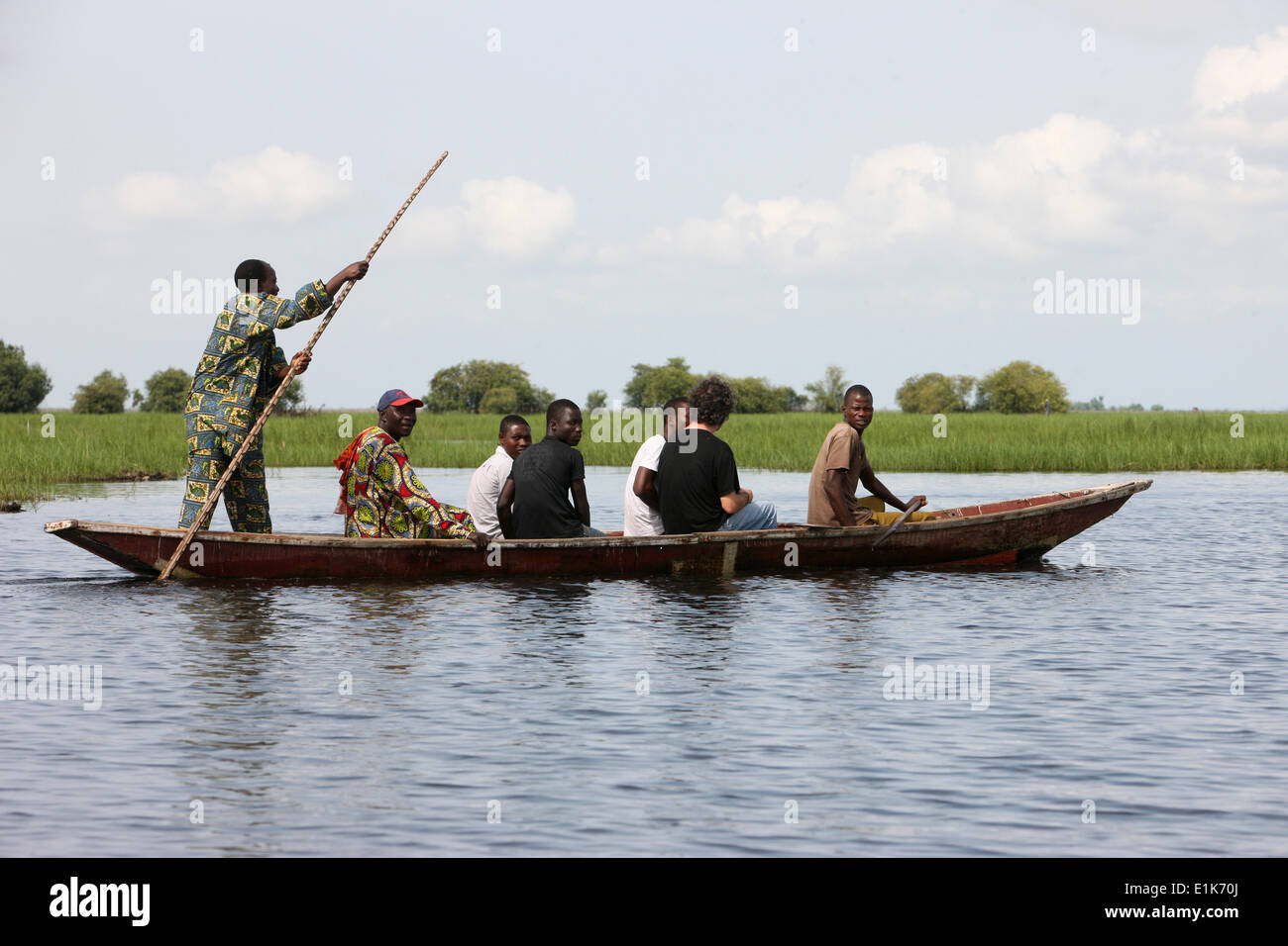 Barca. Ganvie lago villaggio sul lago Nokoue. Foto Stock