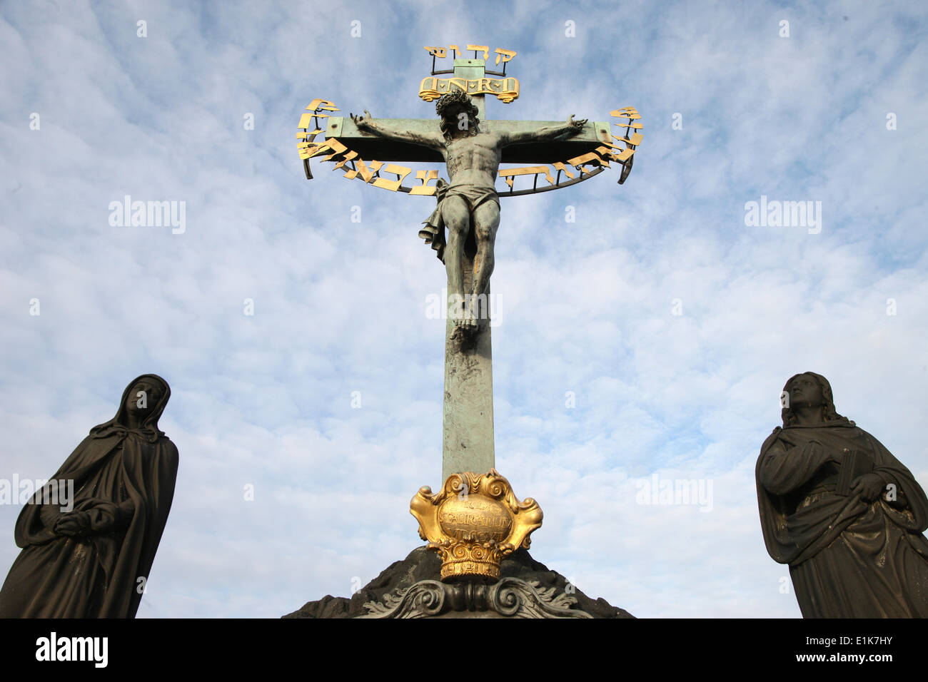 Statua di Gesù sulla croce con ebraico scritte sul ponte Carlo. Foto Stock