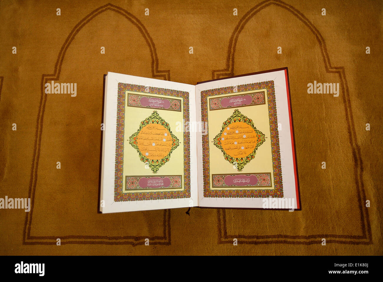 Aprire il Corano (prima pagina) Foto Stock