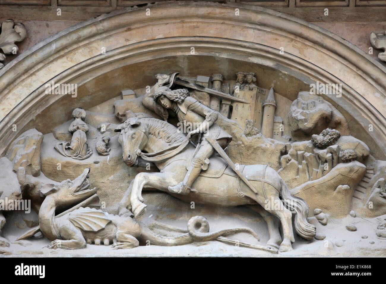 La scultura raffigurante Saint-George che uccide il drago. Foto Stock