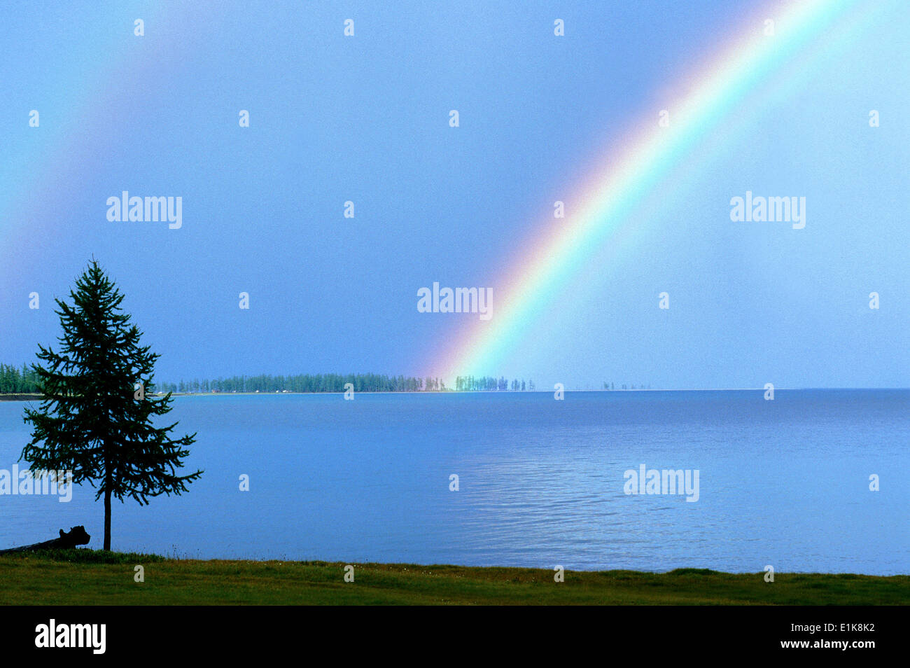 Rainbow su lago Khovsgol, nel nord della Mongolia Foto Stock
