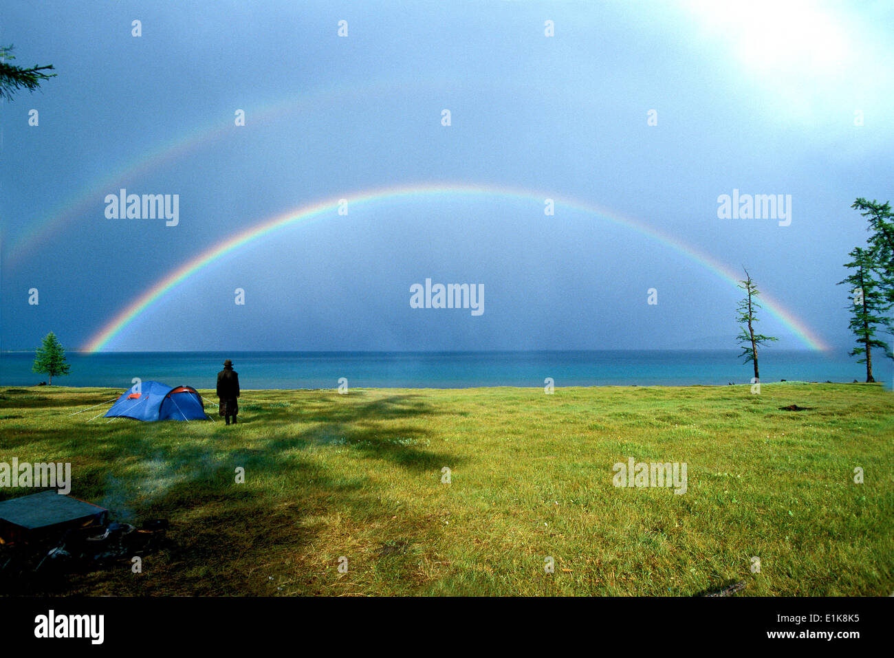Rainbow su lago Khovsgol, nel nord della Mongolia Foto Stock