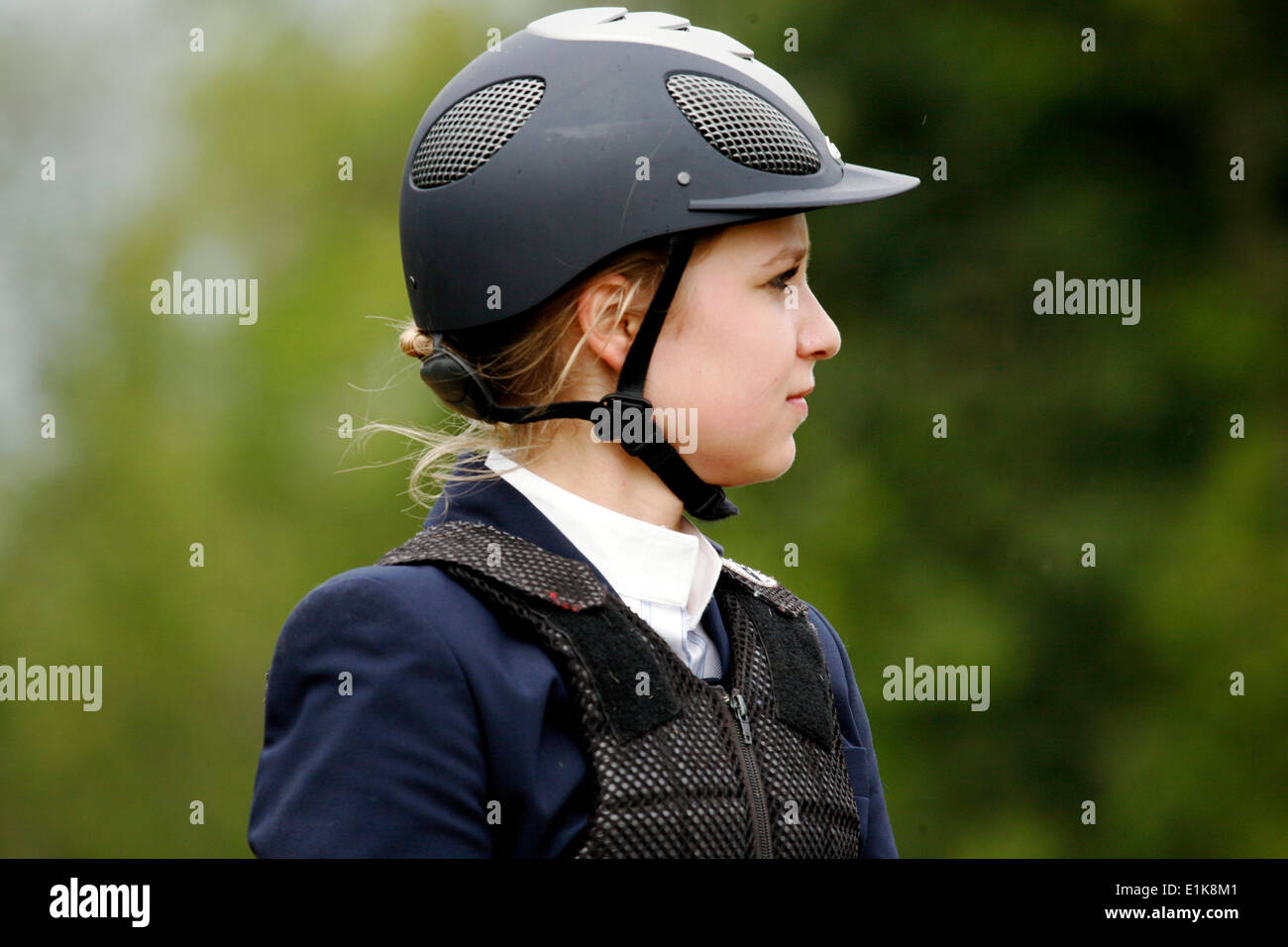Ragazza in sella ad un cavallo. Foto Stock