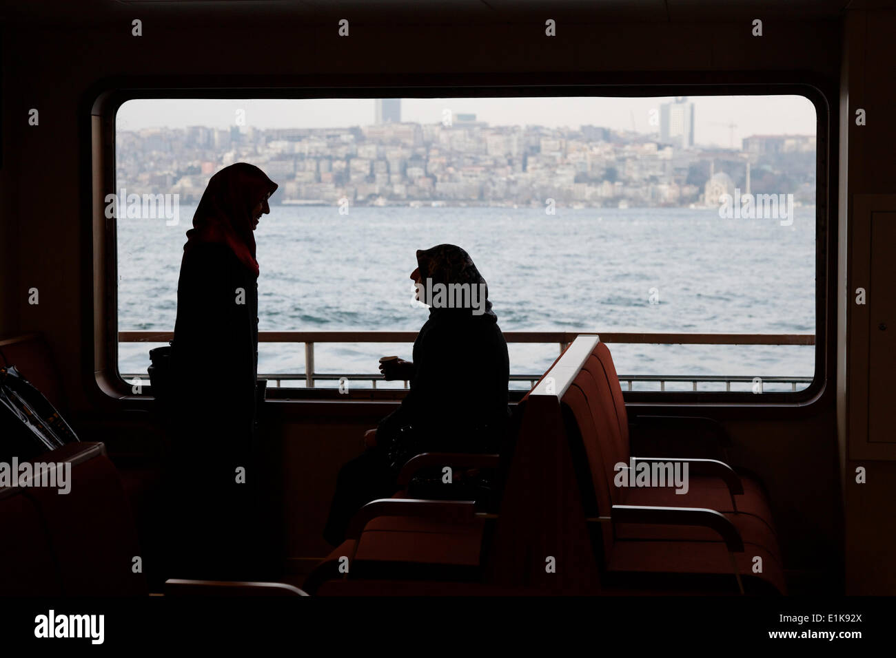Donne che indossano velo islamico in una barca sul lo stretto del Bosforo Foto Stock