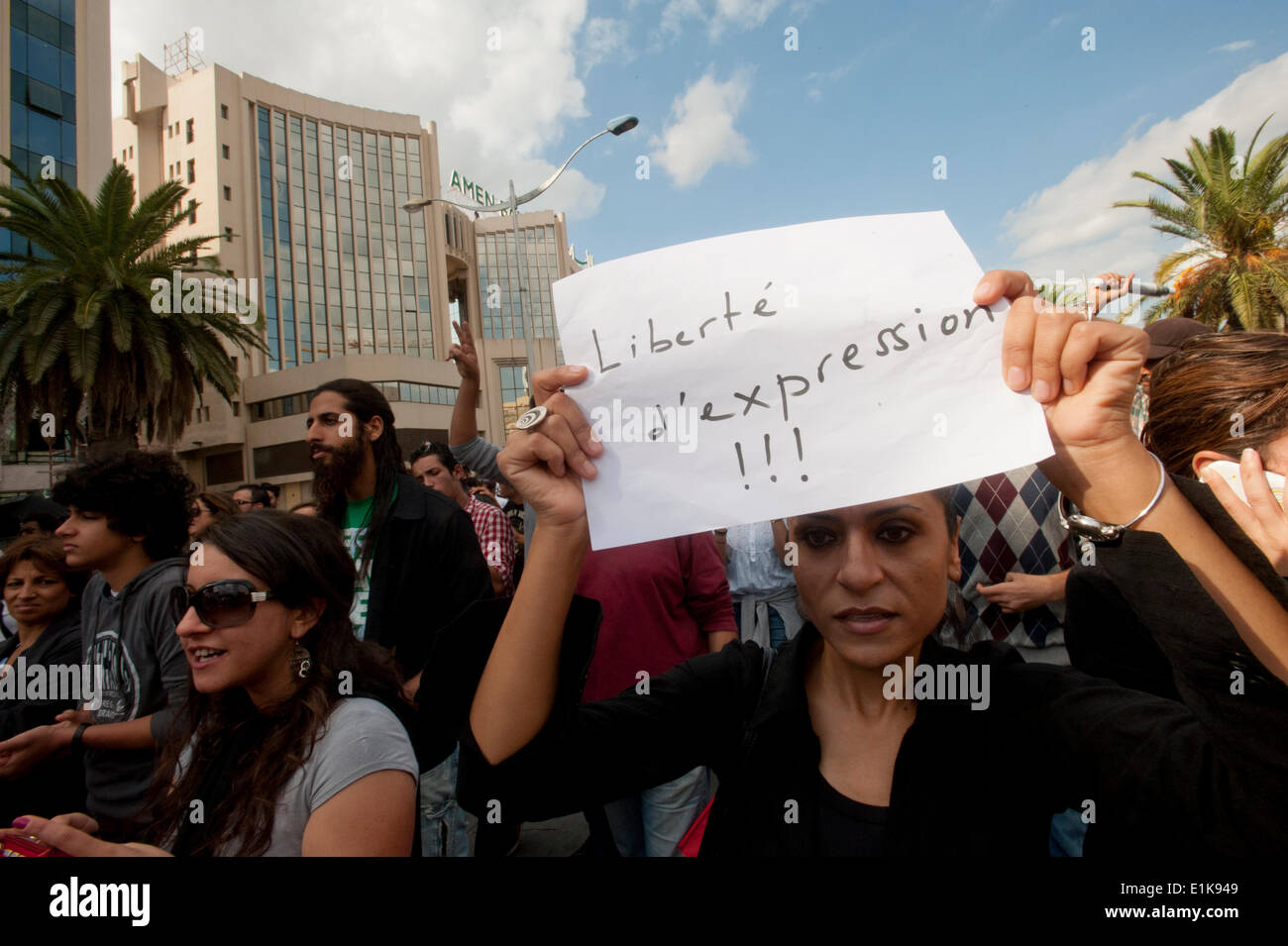 Manifestazione per la libertà di parola, contro islamisti a Tunisi. Foto Stock
