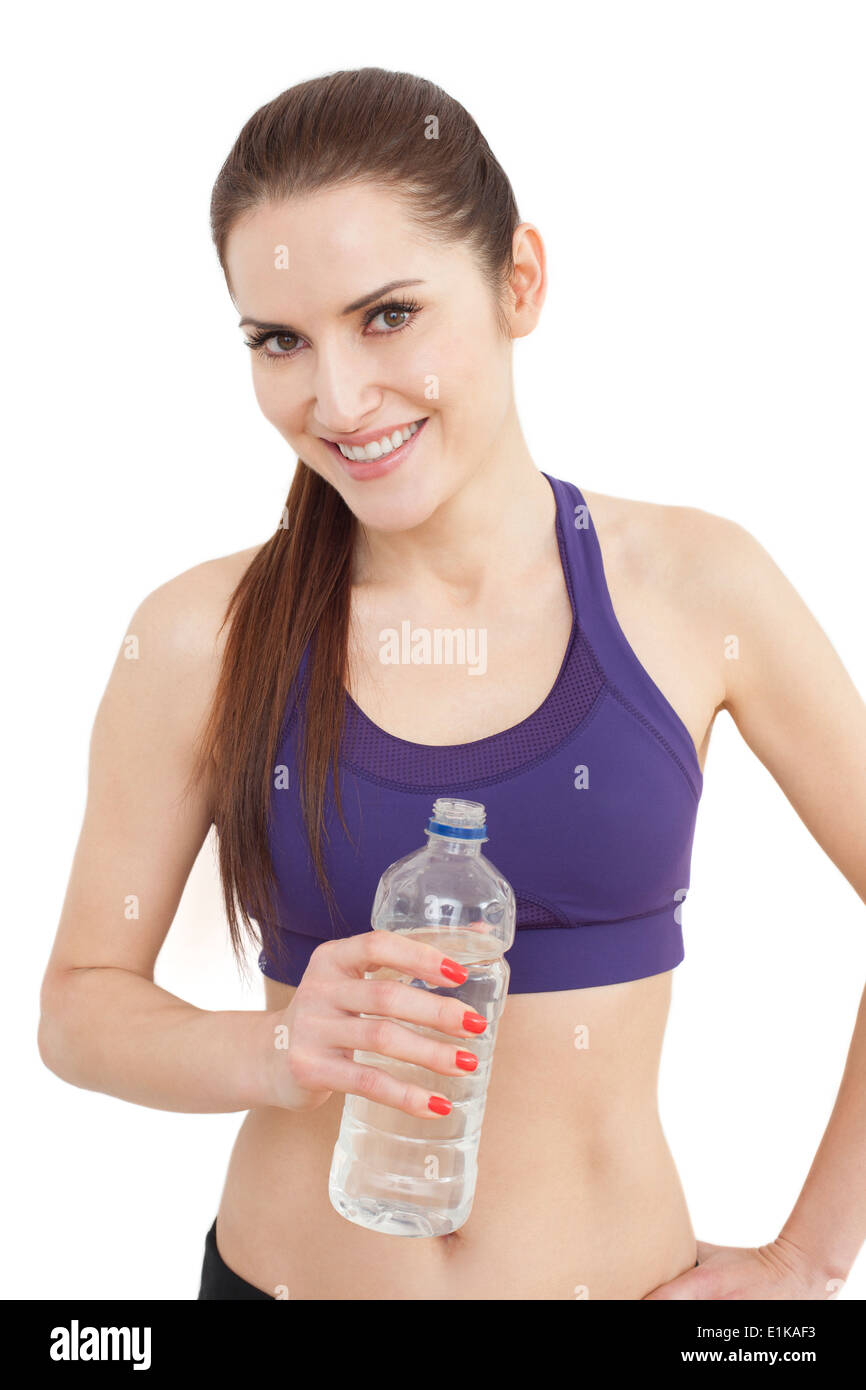 Modello rilasciato ritratto di donna tenendo una bottiglia di acqua sorridente. Foto Stock