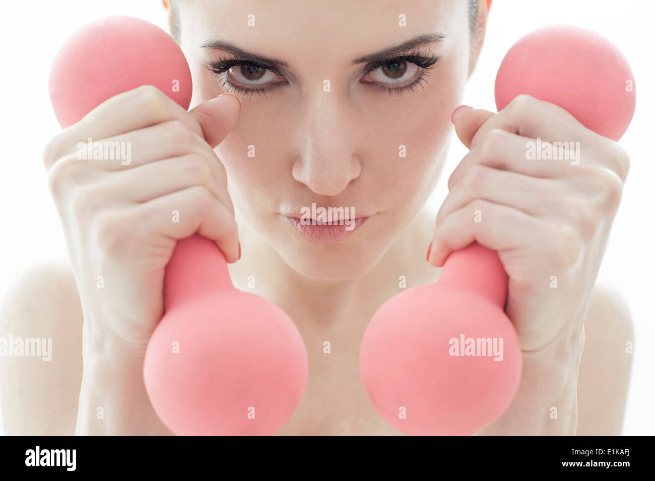 Modello rilasciato donna di contenimento dei pesi a mano studio shot. Foto Stock