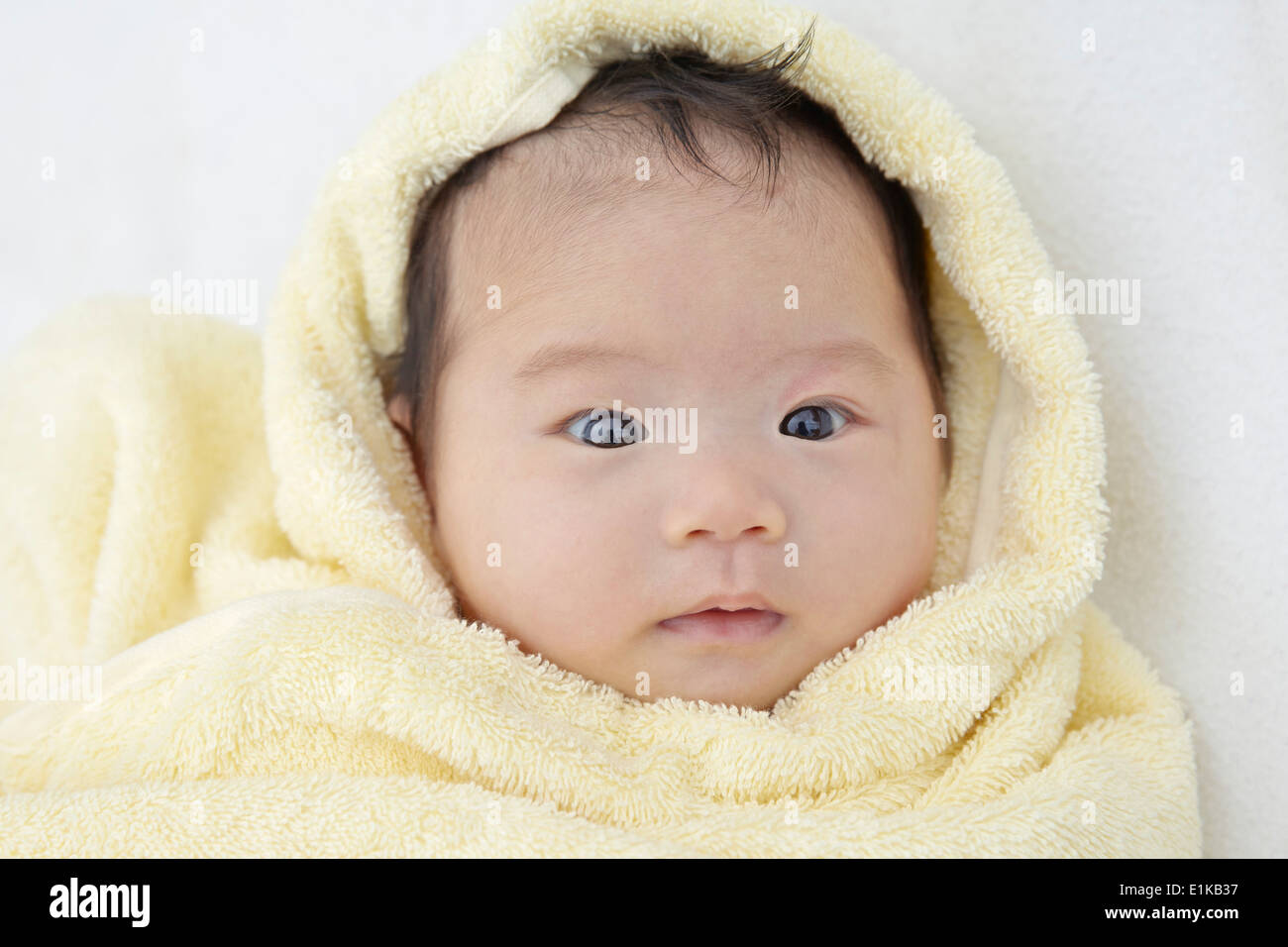 Modello rilasciato Baby girl avvolto in un asciugamano ritratto. Foto Stock