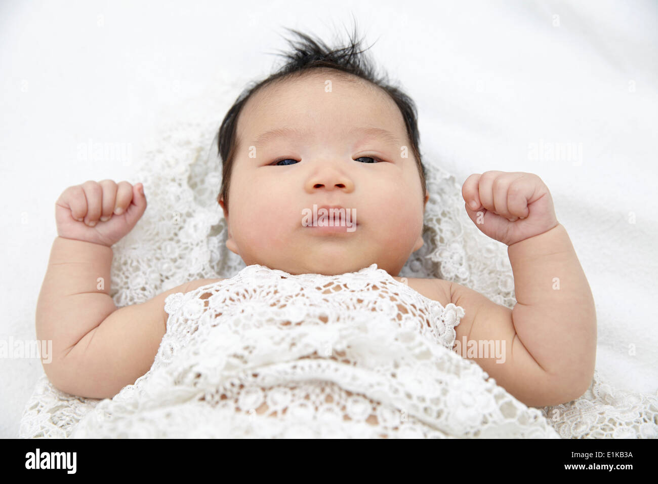 Modello rilasciato bambina coricata con mano rinserrata ritratto. Foto Stock