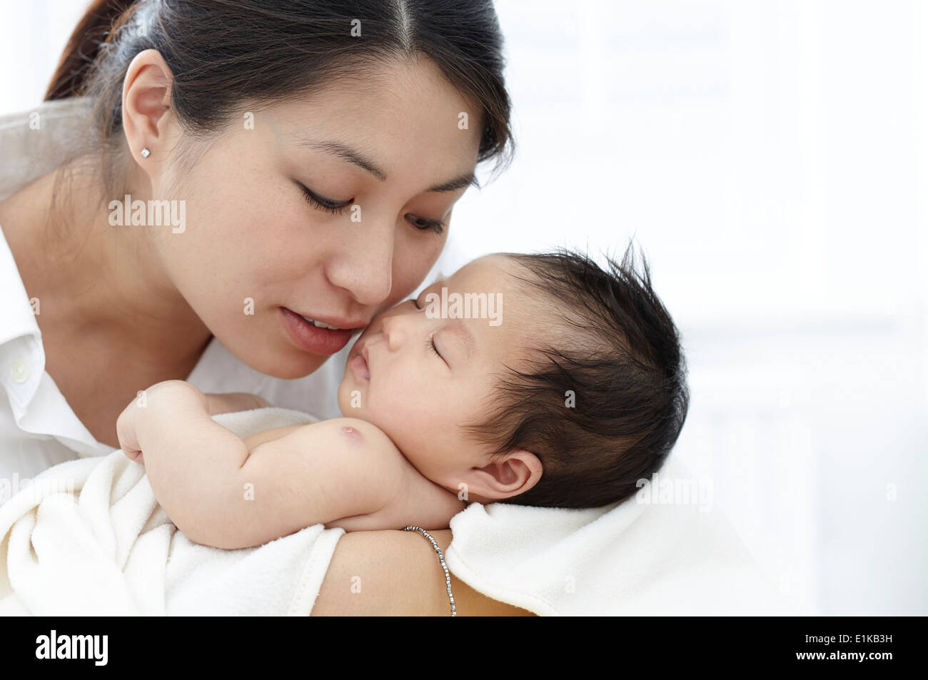 Modello rilasciato madre holding sleeping Baby girl. Foto Stock