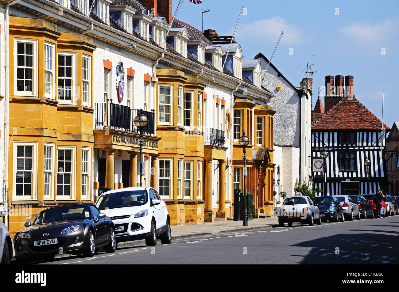 Edifici lungo Church Street, compresi il consiglio del distretto edificio Elizabeth House, Stratford-Upon-Avon, Inghilterra, Regno Unito. Foto Stock