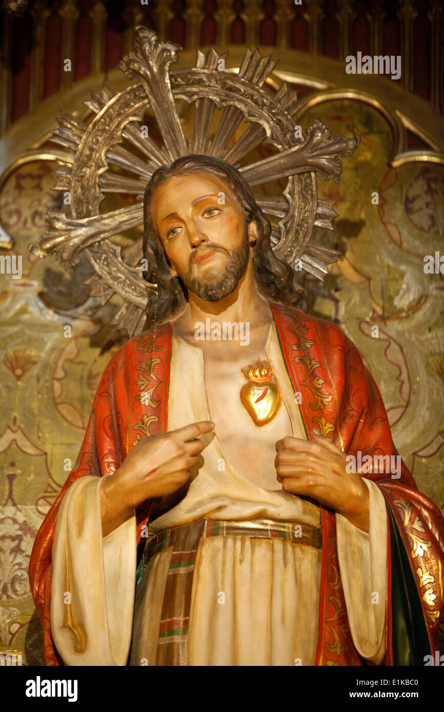 Statua raffigurante Gesù che mostra il suo cuore nella cattedrale di Barcellona Foto Stock