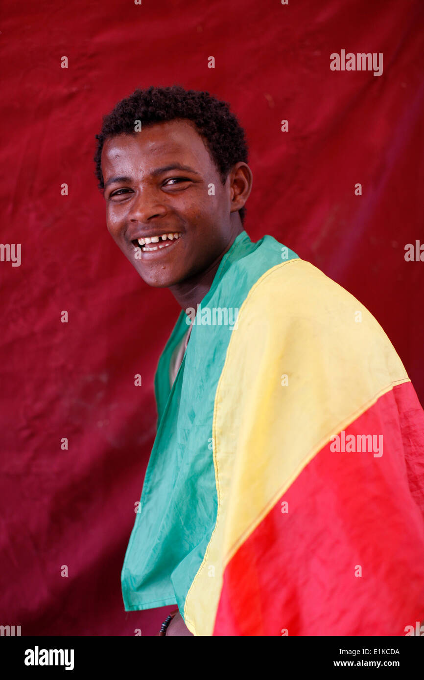 Lalibela ragazzo indossa una bandiera etiope Foto Stock