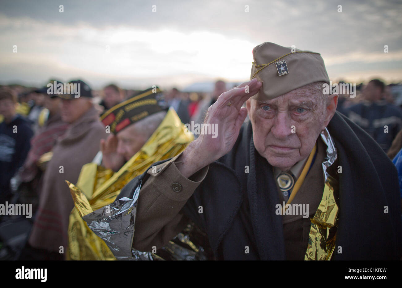 La Normandia, Francia. 05 Giugno, 2014. American WWII veterano Raymond Silvestro assiste una cerimonia commemorativa a Utah Beach e indossa una termale coperta in Normandia, Francia, 05 giugno 2014. La cerimonia di premiazione si terrà il 06 giugno 2014 per contrassegnare il settantesimo anniversario del D-Day sbarco dalle forze alleate in Francia. D-Day segnato l inizio dell'anticipo in Europa che ha portato alla sconfitta della Germania nazista. Foto: MICHAEL KAPPELER/dpa/Alamy Live News Foto Stock