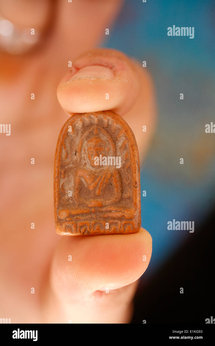 Tre casi di amuleto portafortuna 1800-79 casi sono stati utilizzati per  contenere oggetti sacri o scritto preghiere, creduto di proteggere  l'utilizzatore dal male Foto stock - Alamy