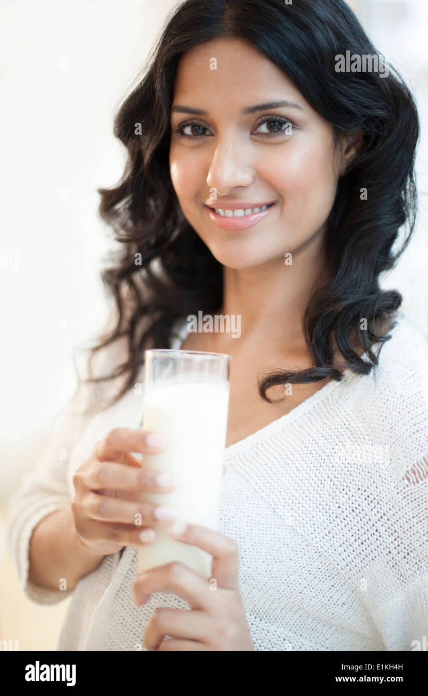 Modello rilasciato il ritratto di una donna con in mano un bicchiere di latte. Foto Stock