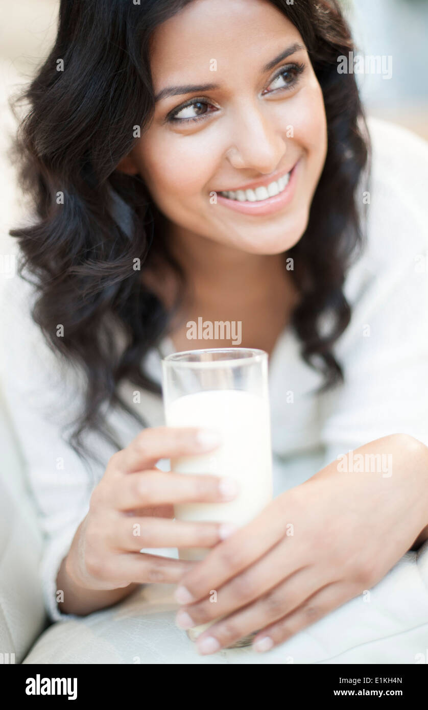 Modello rilasciato il ritratto di una donna con in mano un bicchiere di latte. Foto Stock