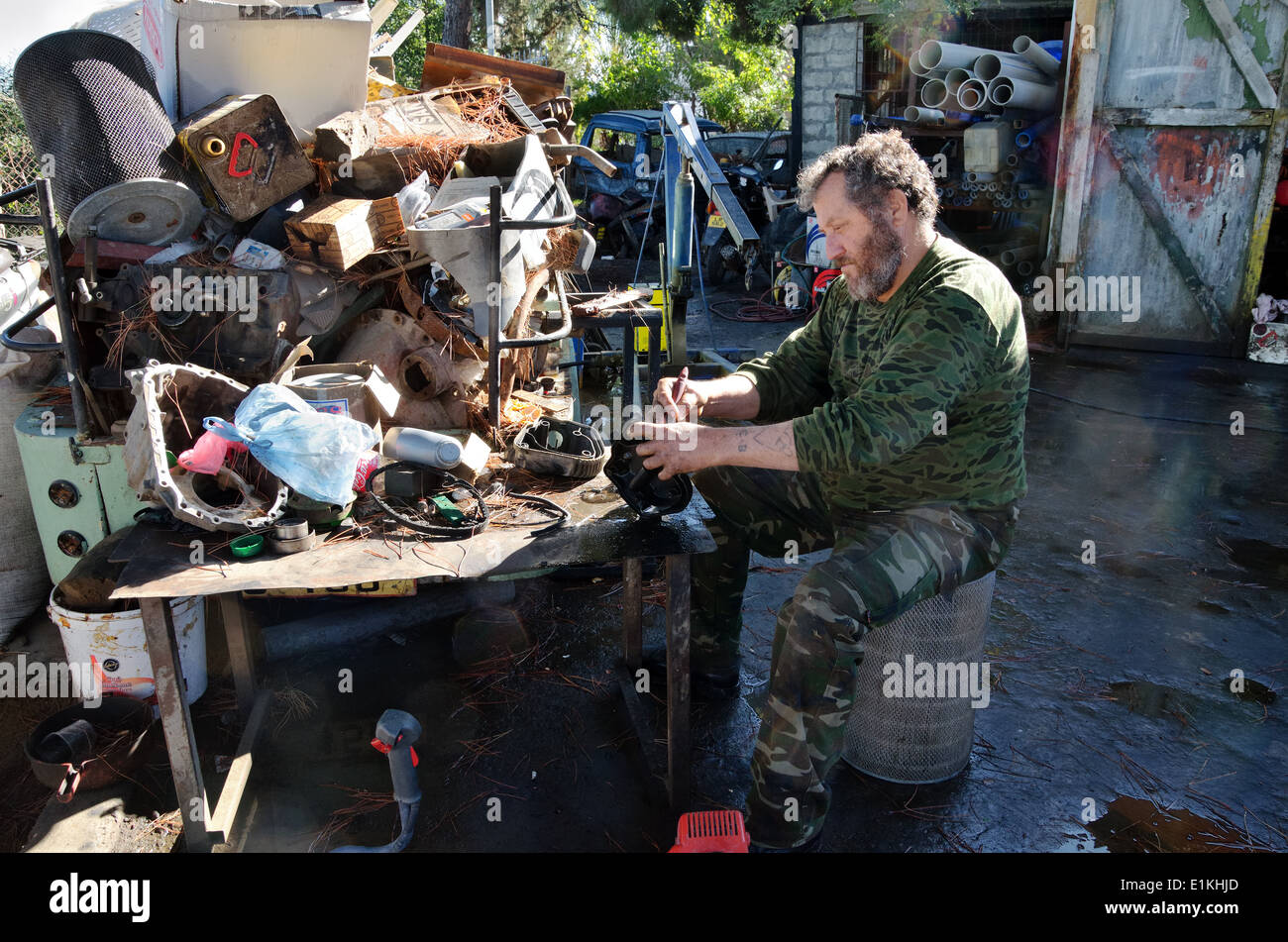 Le riparazioni dei lavoratori roba vecchia, Lefka, la parte settentrionale di Cipro Foto Stock