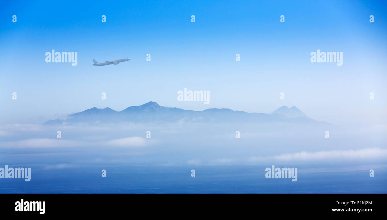Aereo volare sopra le montagne. Foto Stock