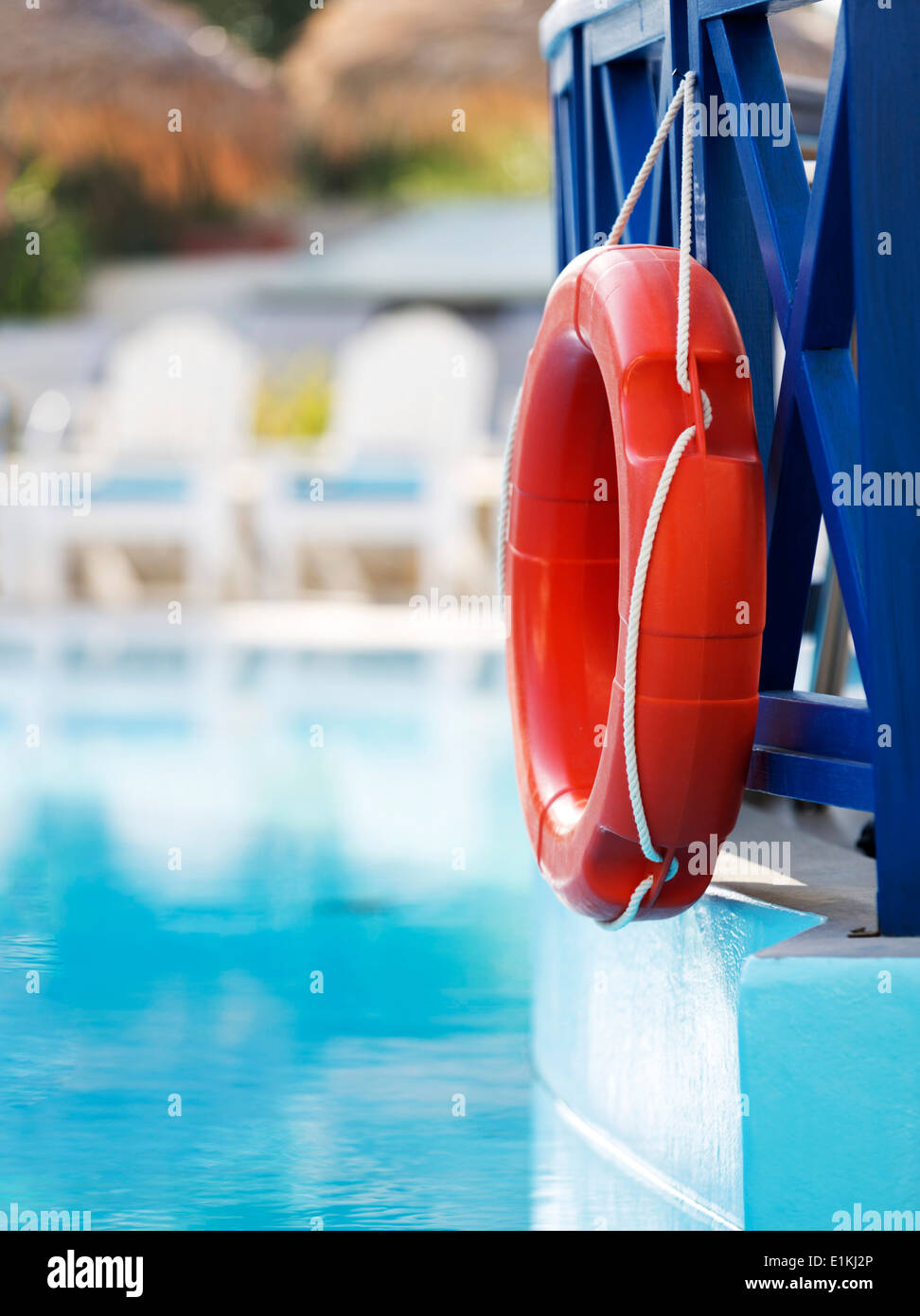 Anello di vita appesa sulla ringhiera di una piscina dell'hotel. Foto Stock