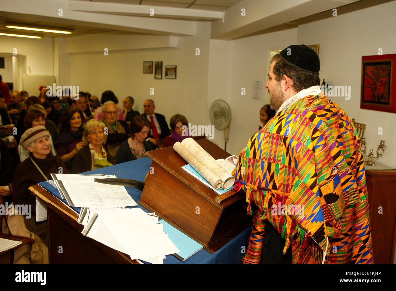 Purim celebrazione in una sinagoga Liberale Foto Stock