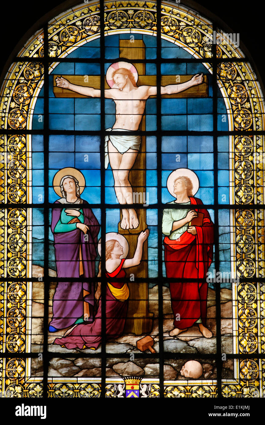 Parigi, Francia chiesa di Saint Roch in vetro colorato : Cristo sulla croce Foto Stock