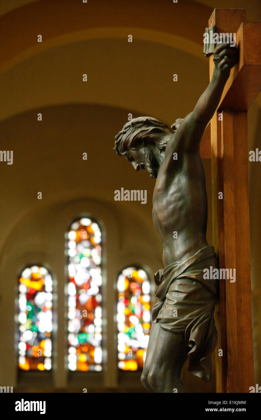 Parigi, Francia Saint-Dominique chiesa Statua di Cristo sulla croce e il vetro macchiato Foto Stock