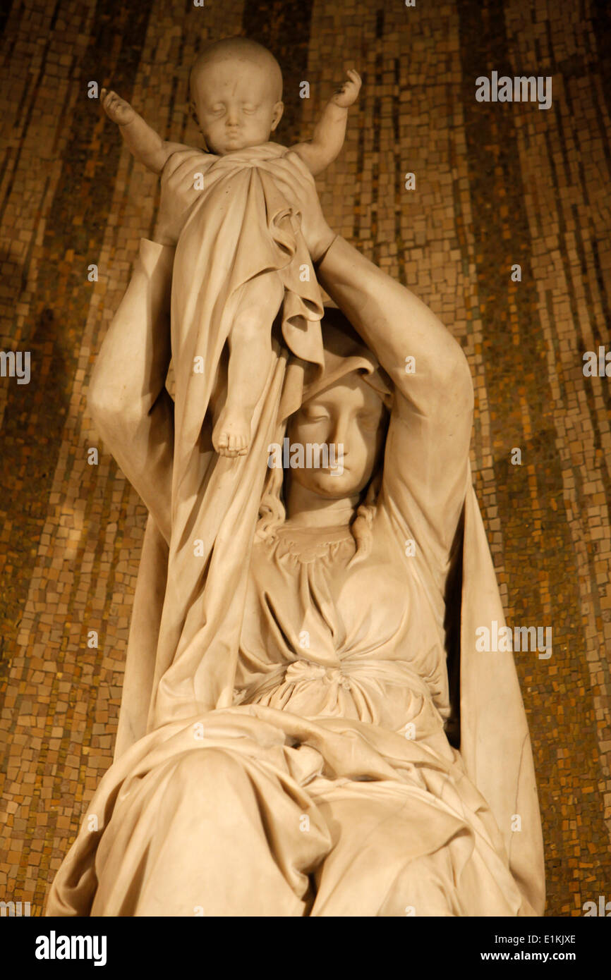 Parigi, Francia Saint Vincent de Paul chiesa statua di Maria tenendo in braccio Gesù Bambino Foto Stock
