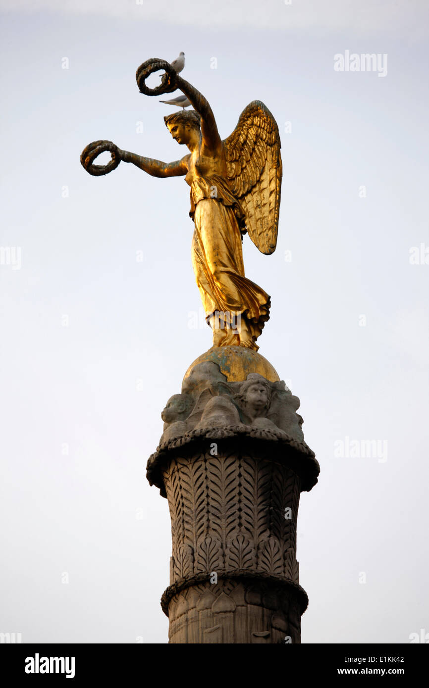 Chatelet colonna statua : ANGELO azienda due corone Foto Stock