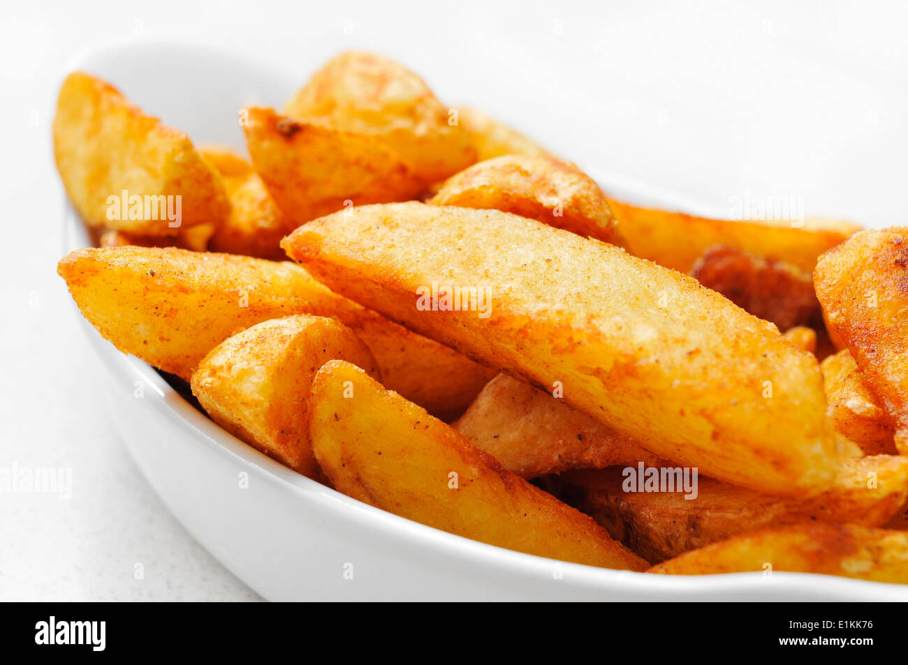 Una ciotola con home fries su sfondo bianco Foto Stock