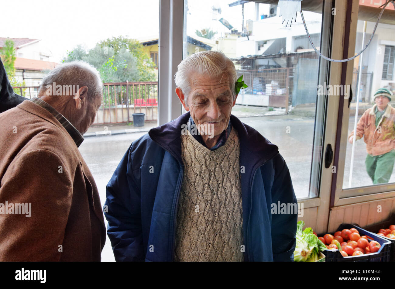 Senior uomo nel mercato locale in Lefka, la parte settentrionale di Cipro Foto Stock