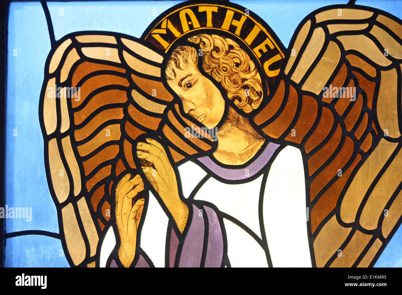 Vetrata raffigurante evangelista Saint-Matthew simboleggiata da un angelo Foto Stock