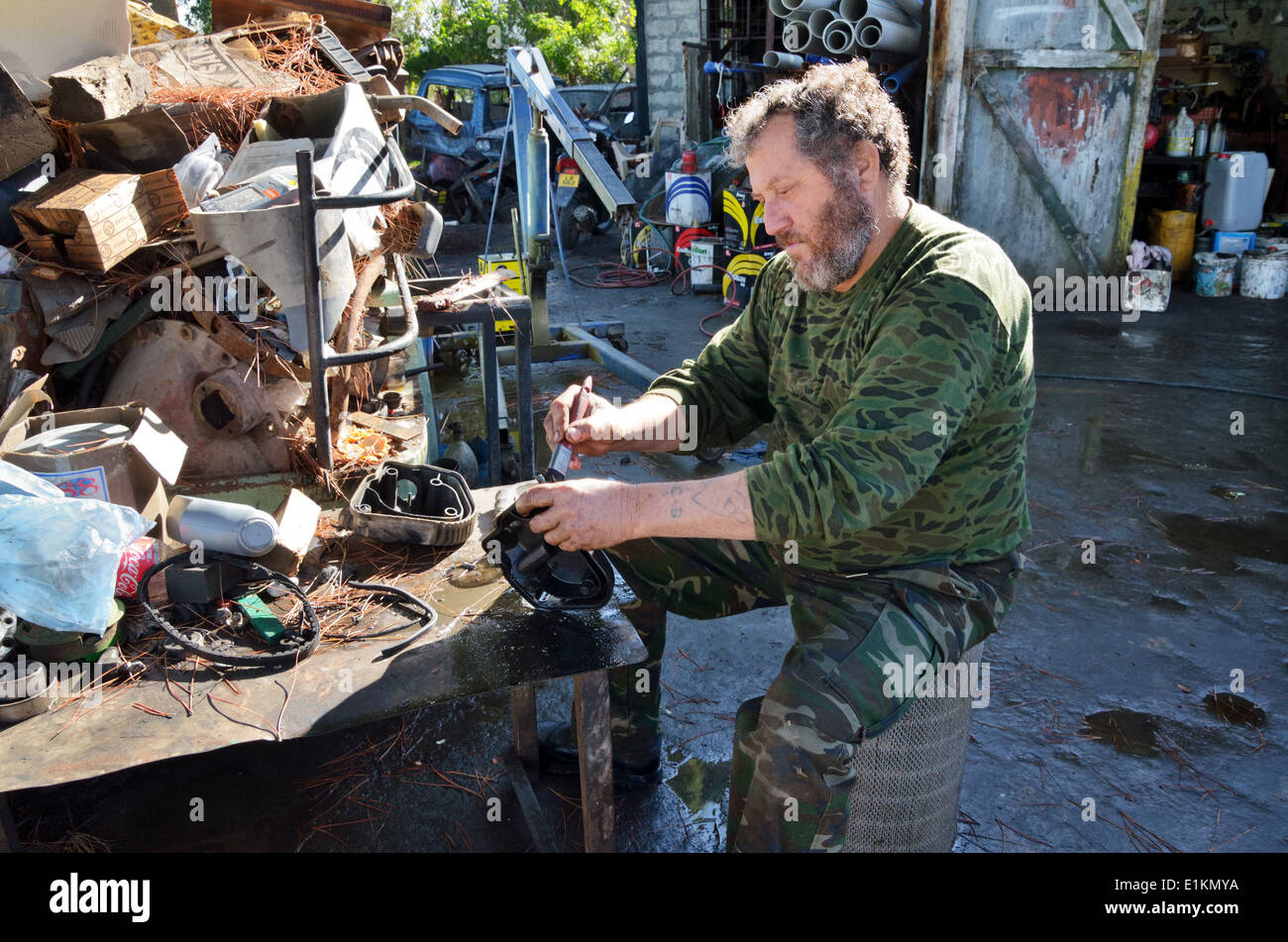 Le riparazioni dei lavoratori roba vecchia, Lefka, la parte settentrionale di Cipro Foto Stock
