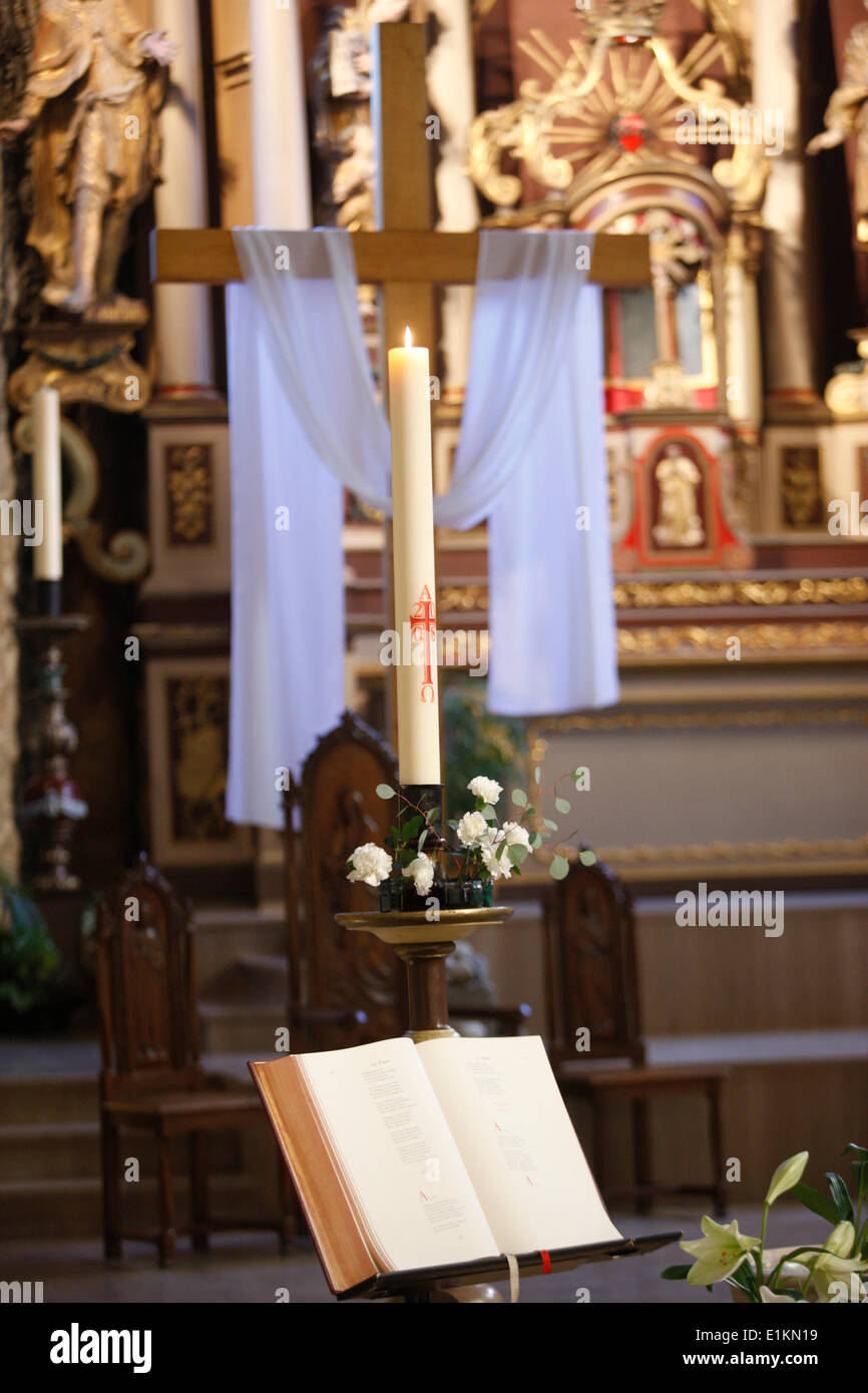 Liturgia di Pasqua : la bibbia, il cero pasquale e croce Foto Stock