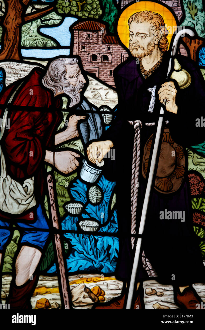 Il vetro macchiato a Saint-HonorŽ d'Eylau chiesa : Saint Benoît"t Labre patrono dei poveri, dei malati e pellegrini Foto Stock
