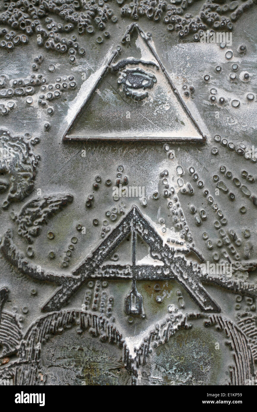 Simboli massonico presso il diritto umano monumento in Paris Champ de Mars. staffa ad angolo e delta Foto Stock
