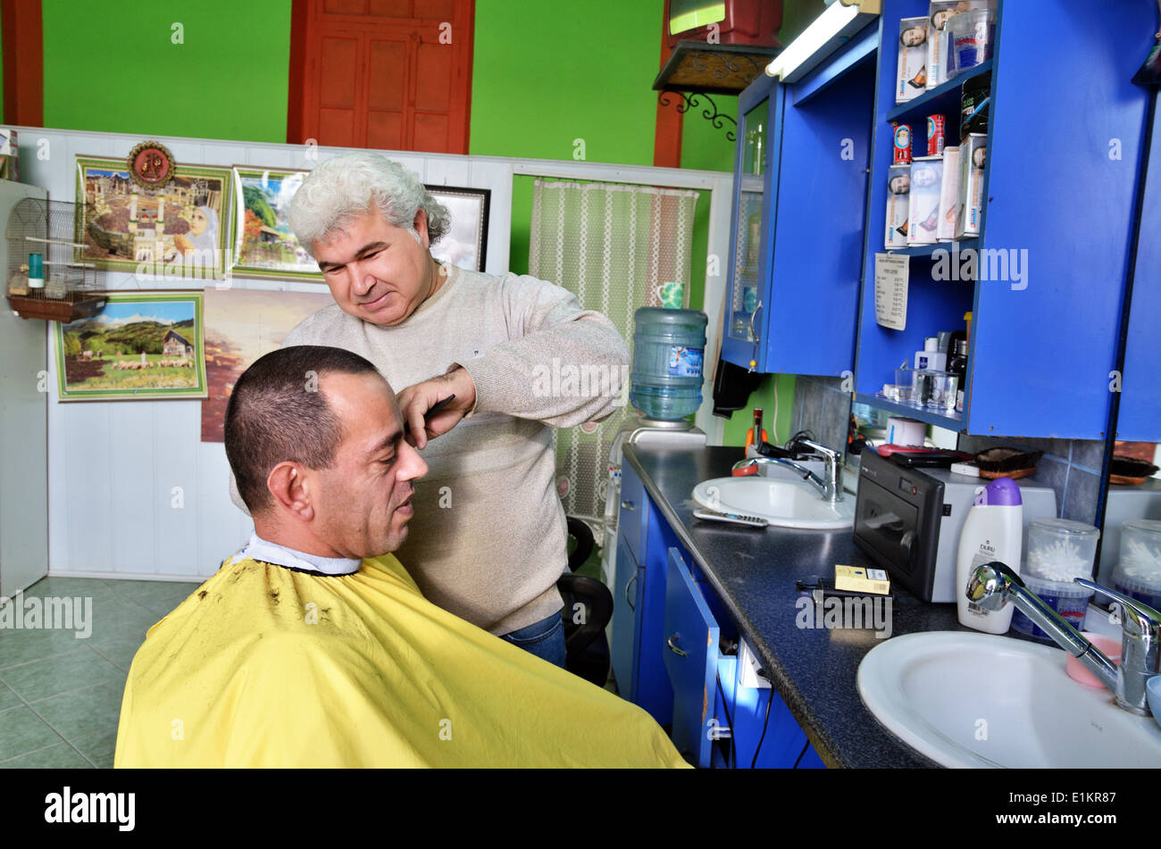 Barbiere con un client, Lefka, la parte settentrionale di Cipro Foto Stock
