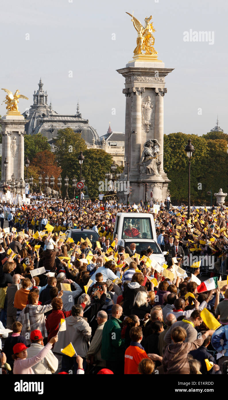 Santa messa a Parigi durante il Papa Benedetto XVI 's visita in Francia folla che acclamava il Papa Foto Stock