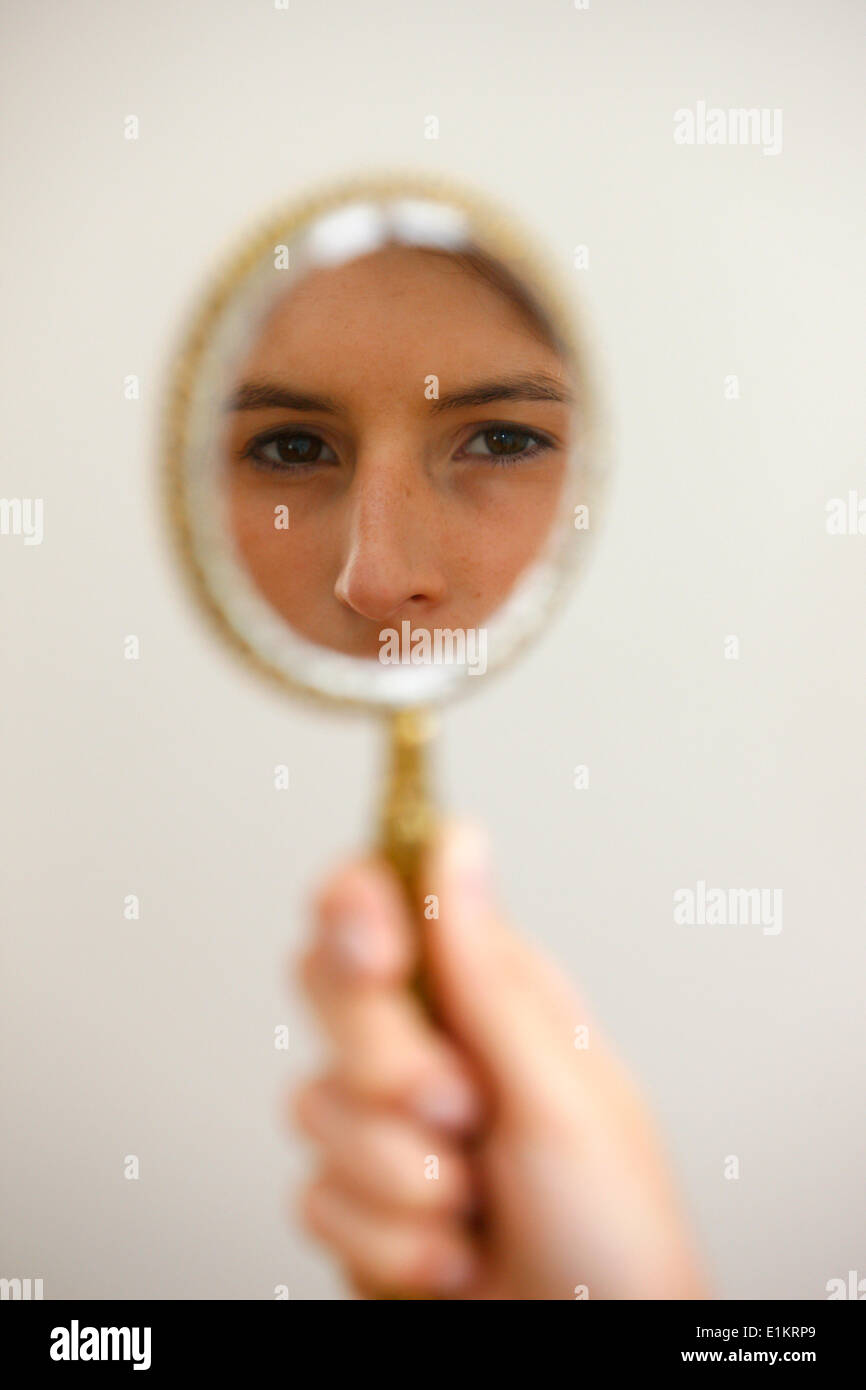 Immagine di una giovane donna in un miror Foto Stock