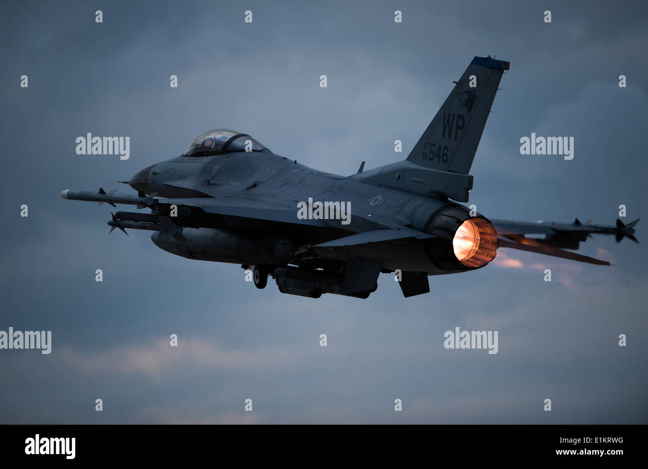 Un U.S. Air Force F-16 Fighting Falcon aeromobile assegnati alla 35th Fighter Squadron prende il largo su un combattimento simulato sortie dur Foto Stock