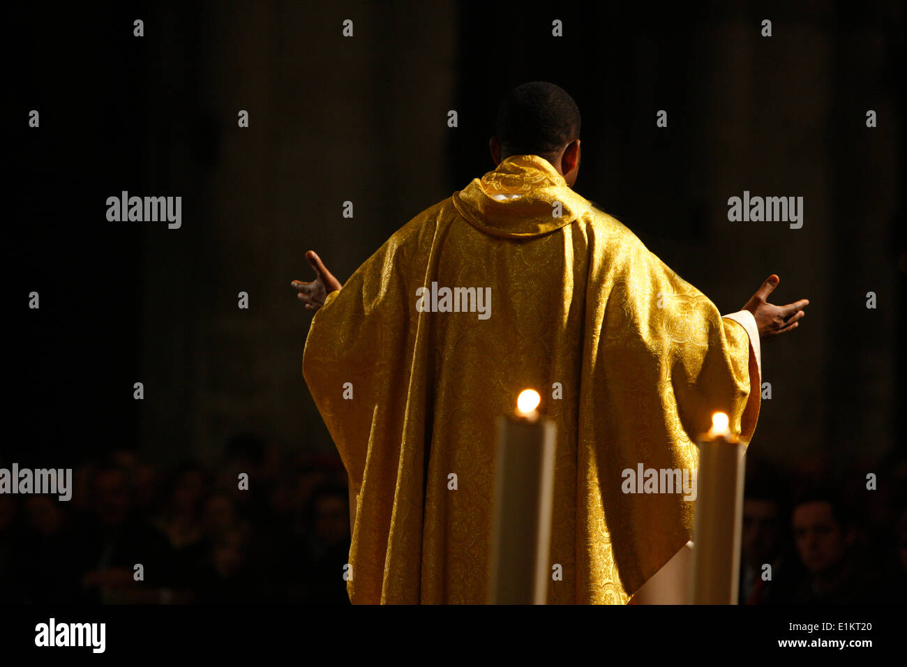 Celebrazione cattolica nella cattedrale di Amiens Foto Stock