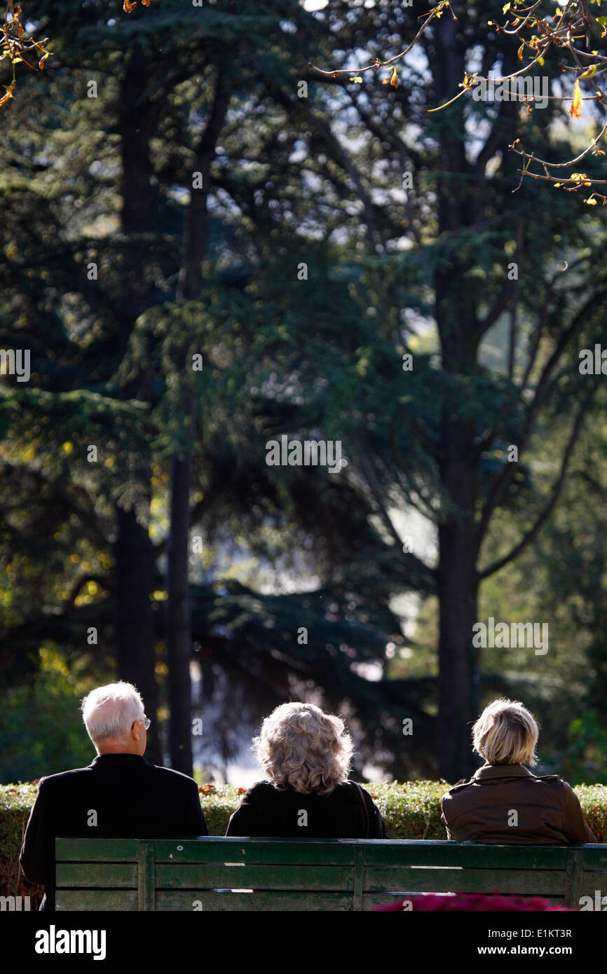 I cittadini anziani seduti in un parco Foto Stock
