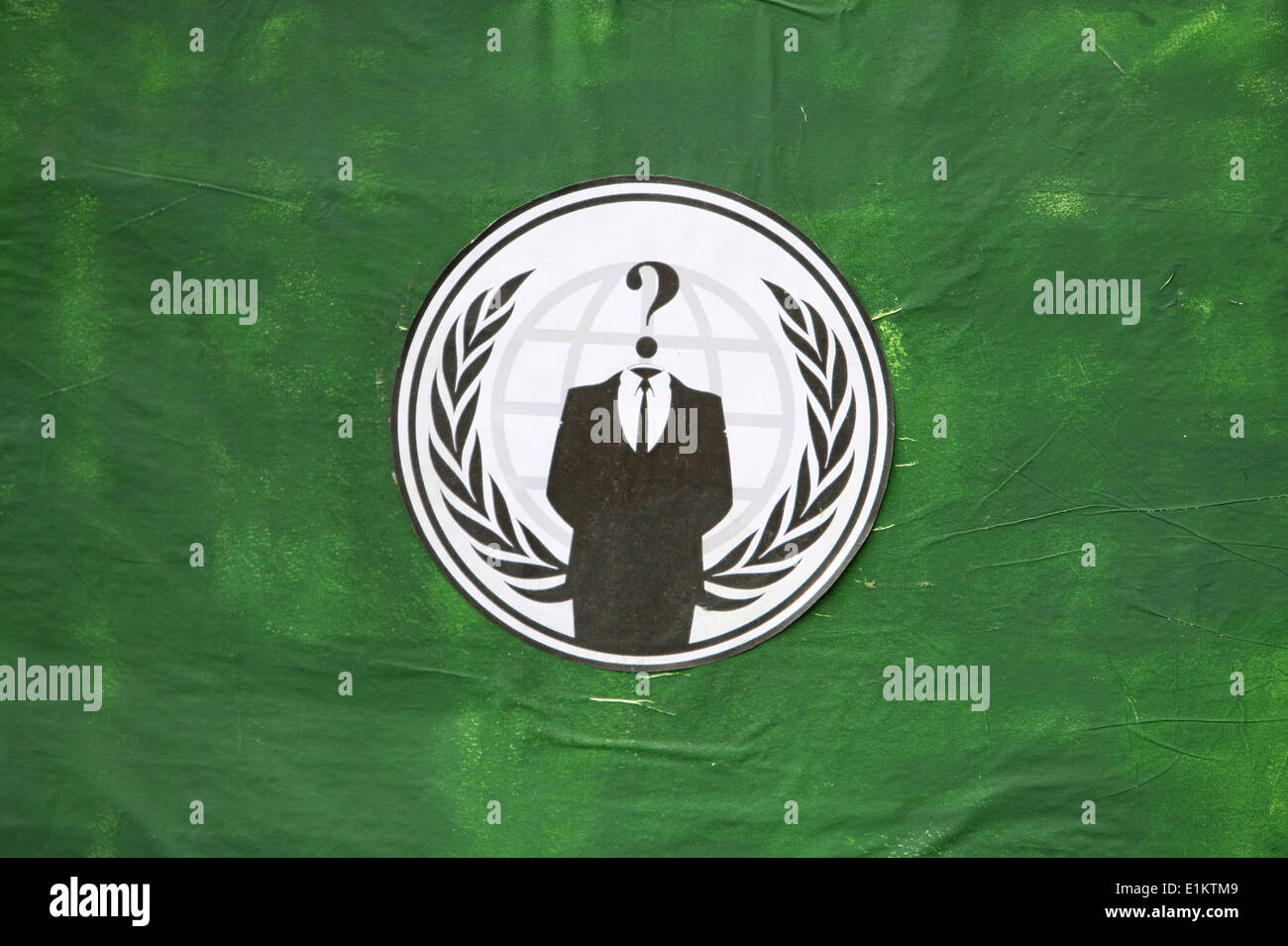 Un flag il convogliamento di simbolismo associato con l'anonimo. Le immagini del 'suit senza una testa' rappresenta leaderless organiz Foto Stock