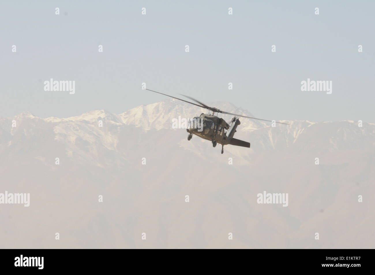 Un U.S. Esercito UH-60 Black Hawk elicottero assegnato al decimo combattere la Brigata Aerea, decimo Montagna divisione torna a Bagram Foto Stock